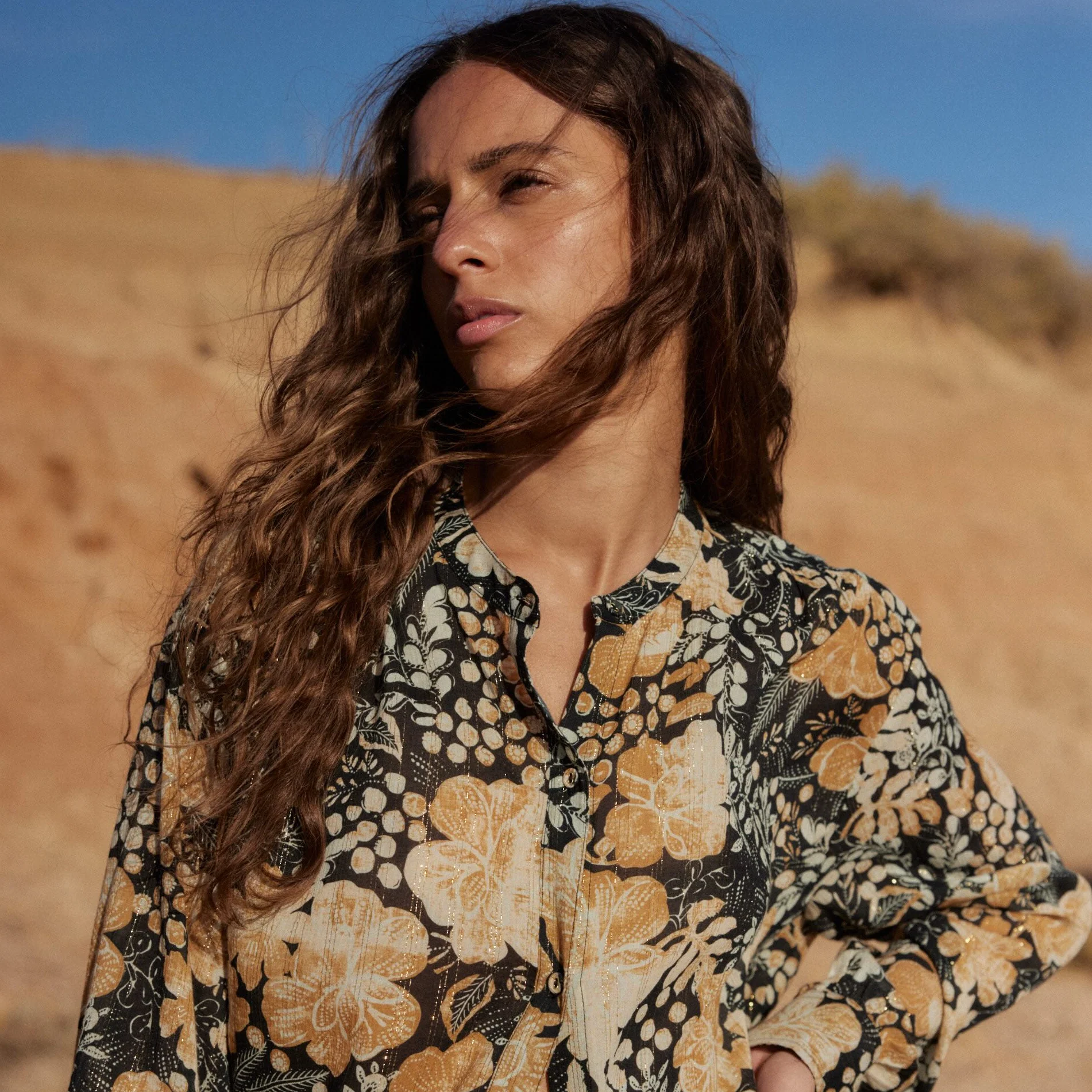 AUGUST THE LABEL Womens Julian Shirt - Charcoal - Image 11