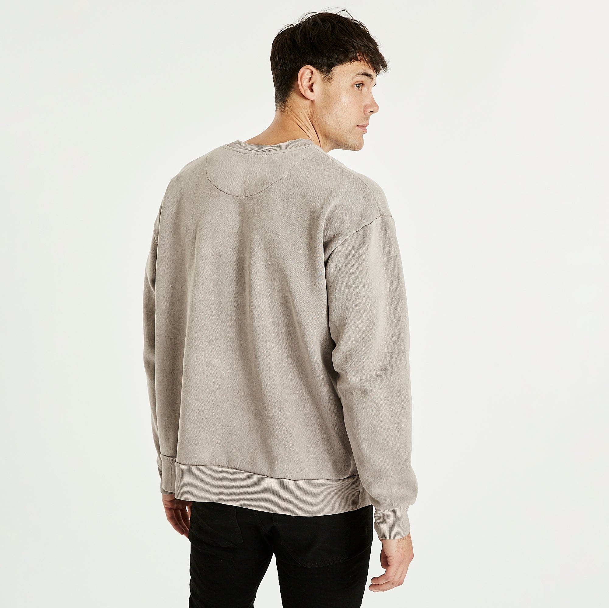 KISS CHACEY Mens Essentials Crew Neck Jumper - Pigment Gull - Image 5