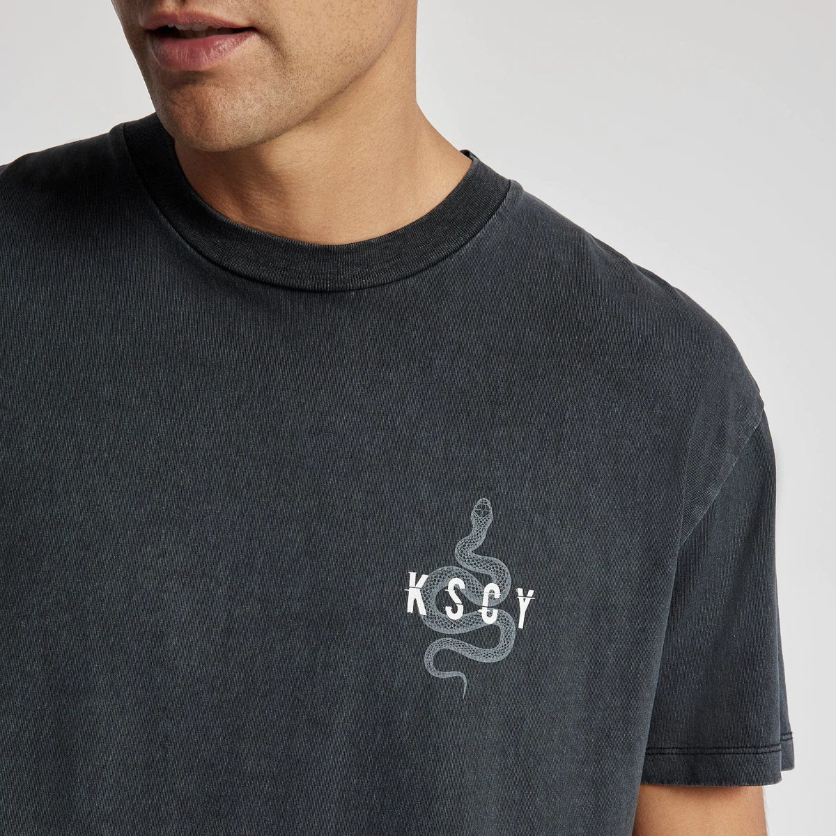 KISS CHACEY Mens Poison Relaxed Tee Shirt Pigment Black - Image 4