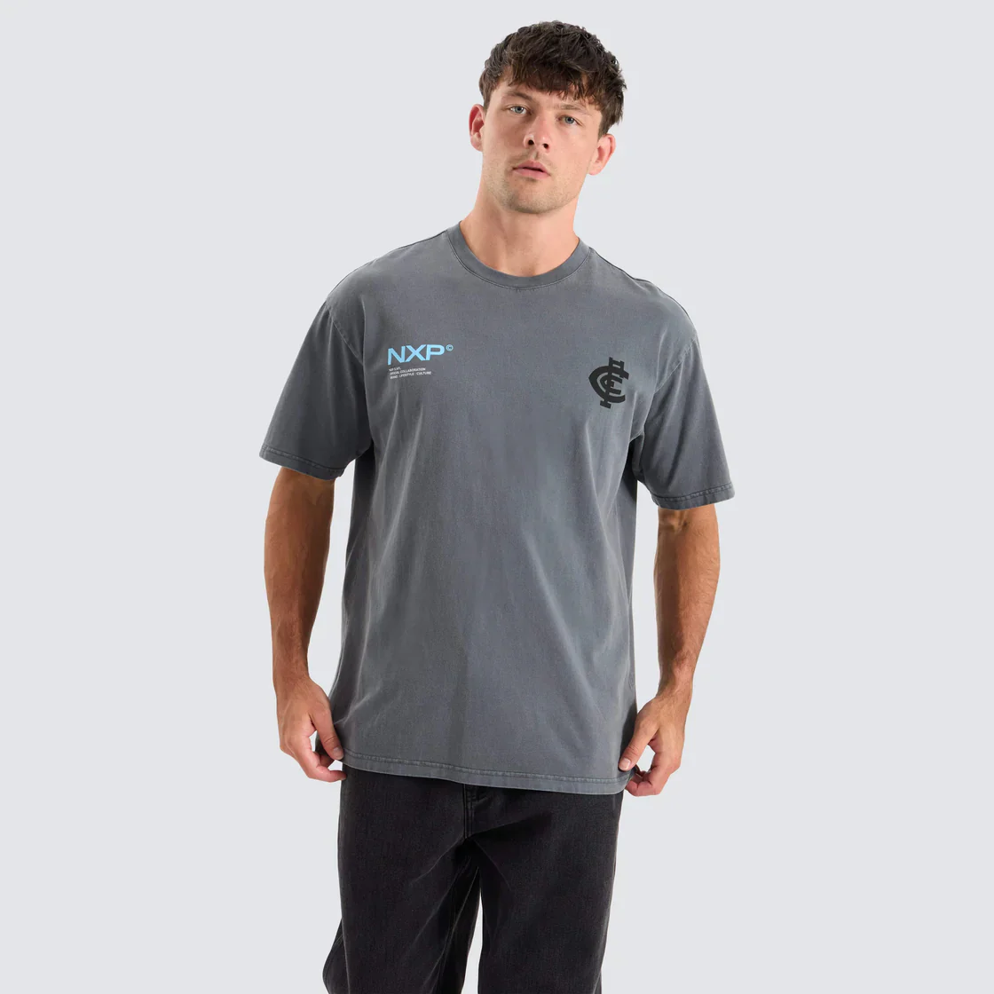 NENA & PASADENA AFL Mens Carlton Blues AFL Box Fit Tee - Pigment Charcoal - Image 4